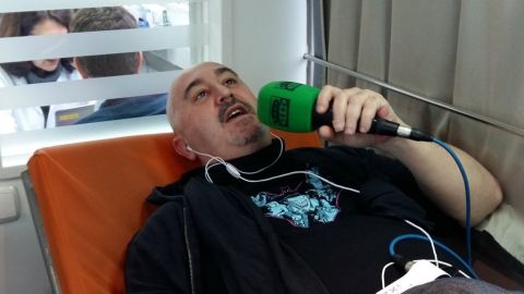 Rober L&oacute;pez-Herrero dona sangre en directo. 