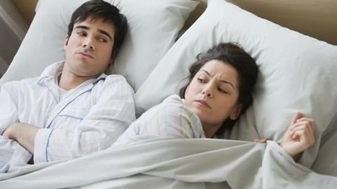 Una pareja en la cama