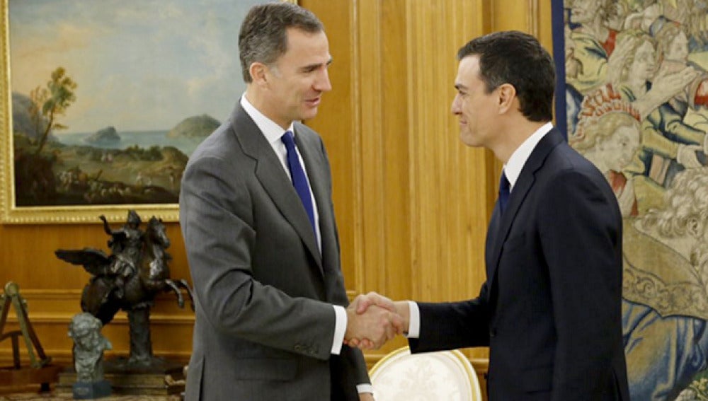 El Rey saluda al líder del PSOE, Pedro Sánchez. 