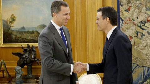 El Rey saluda al l&iacute;der del PSOE, Pedro S&aacute;nchez. 
