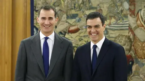 El Rey recibe a Pedro Sánchez en Zarzuela El Rey recibe a Pedro Sánchez en Zarzuela