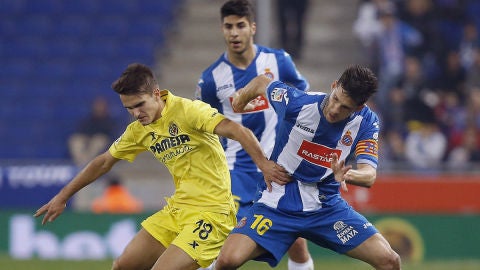 Denis Su&aacute;rez lucha ante dos jugadores del Espanyol