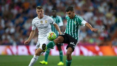 Dani Ceballos controla un bal&oacute;n ante Toni Kroos
