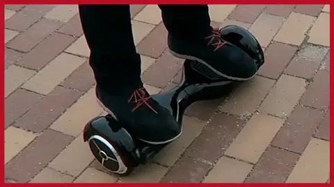 Cómo se usa un hoverboard JPelirrojo y RoenlaRed prueban un juber board con Xuri Fenton, Zeus Santorini y Álvaro de Videópatas. En el VAPE número 1249.