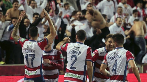 Los jugadores del Granada celebran un gol ante el Getafe