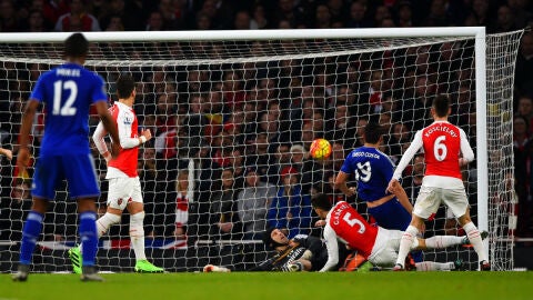 Diego Costa marca ante el Arsenal