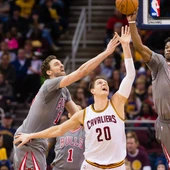Gasol y Butler defienden a Mozglov Gasol y Butler defienden a Mozglov