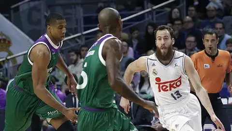Sergio Rodríguez (d), bota el balón ante los jugadores del Unicaja, Richard Hendrix (i) y Jamar Smith (c) Sergio Rodríguez (d), bota el balón ante los jugadores del Unicaja, Richard Hendrix (i) y Jamar Smith (c)