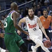 Sergio Rodríguez (d), bota el balón ante los jugadores del Unicaja, Richard Hendrix (i) y Jamar Smith (c)