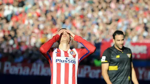 Griezmann se lamenta ante Rami Griezmann se lamenta ante Rami