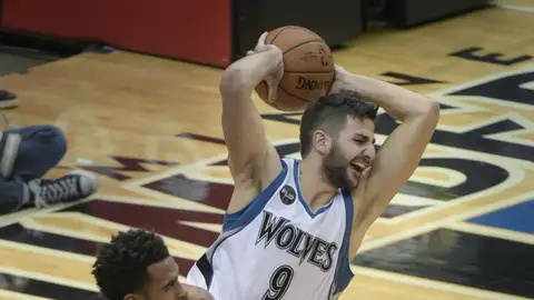 Ricky Rubio pelea por un balón ante Mike Conley y Marc Gasol Ricky Rubio pelea por un balón ante Mike Conley y Marc Gasol