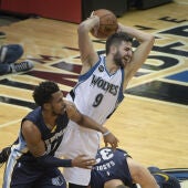 Ricky Rubio pelea por un balón ante Mike Conley y Marc Gasol