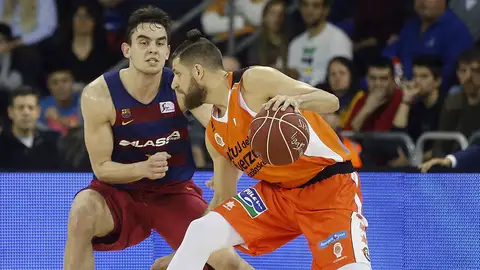Antoine Diot intenta avanzar ante la presencia de Thomas Satoransky Antoine Diot intenta avanzar ante la presencia de Thomas Satoransky