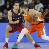 Antoine Diot intenta avanzar ante la presencia de Thomas Satoransky Antoine Diot intenta avanzar ante la presencia de Thomas Satoransky