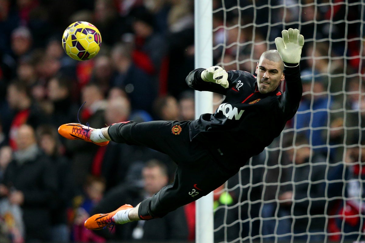 Víctor Valdés ya es nuevo portero del Standard de Lieja Víctor Valdés ya es nuevo portero del Standard de Lieja
