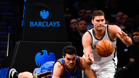 Brook López pelea el balón con Steven Adams Brook López pelea el balón con Steven Adams