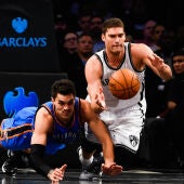 Brook López pelea el balón con Steven Adams