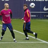 Iniesta, Mascherano y Messi, durante el entrenamiento del Barcelona