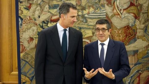El Rey Felipe VI con el presidente del Congreso, Patxi L&oacute;pez