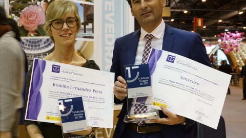 O alcalde de Sanxenxo, Gonzalo Pita e Romina Fernandez ca distinci&oacute;n en Fitur