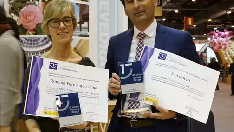 Sanxenxo recibe o premio SICTED O alcalde de Sanxenxo, Gonzalo Pita e Romina Fernandez ca distinción en Fitur