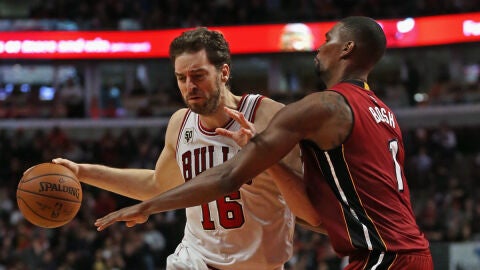 Pau Gasol avanza hacia canasta ante la defensa de Chris Bosh