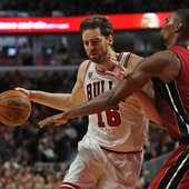 Pau Gasol avanza hacia canasta ante la defensa de Chris Bosh Pau Gasol avanza hacia canasta ante la defensa de Chris Bosh