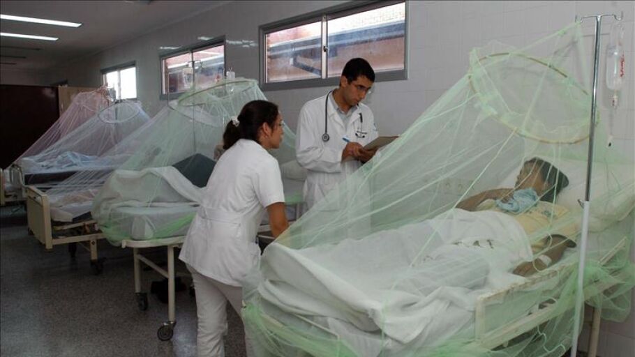 Unos pacientes infectados con el virus zika, siendo atendidos por el equipo m&eacute;dico