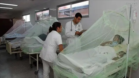 EEUU incluye a Bolivia y Ecuador en su alerta de viajes por el virus zika Unos pacientes infectados con el virus zika, siendo atendidos por el equipo médico
