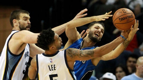 Marc Gasol y Courtney Lee disputan un bal&oacute;n con Fournier