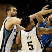 Marc Gasol y Courtney Lee disputan un balón con Fournier