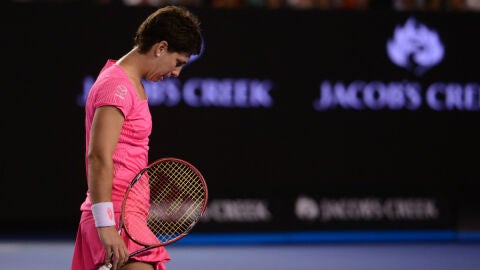 Carla Su&aacute;rez, cabizbaja durante el partido contra Radwanska