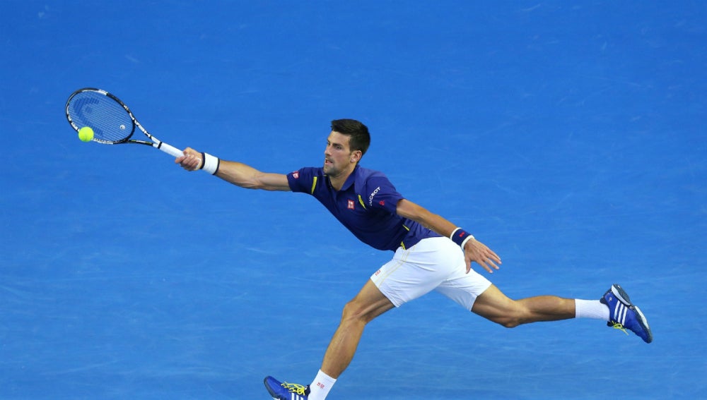 Djokovic golpea la bola durante el partido contra Nishikori
