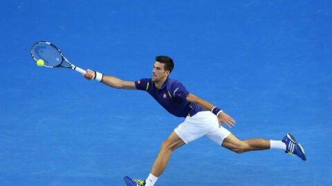 Djokovic golpea la bola durante el partido contra Nishikori