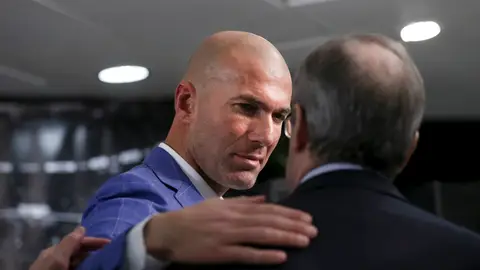 Zinedine Zidane y Florentino Pérez dialogan Zinedine Zidane y Florentino Pérez dialogan