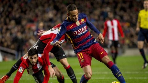 Neymar regatea a los jugadores del Athletic en el Camp Nou
