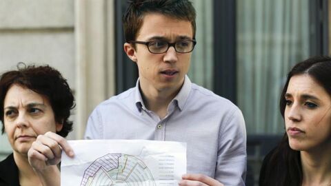 El portavoz titular &Iacute;&ntilde;igo Errej&oacute;n (Podemos), muestra a los medios los esca&ntilde;os asignados a su grupo dentro del hemiciclo