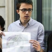 El portavoz titular Íñigo Errejón (Podemos), muestra a los medios los escaños asignados a su grupo dentro del hemiciclo