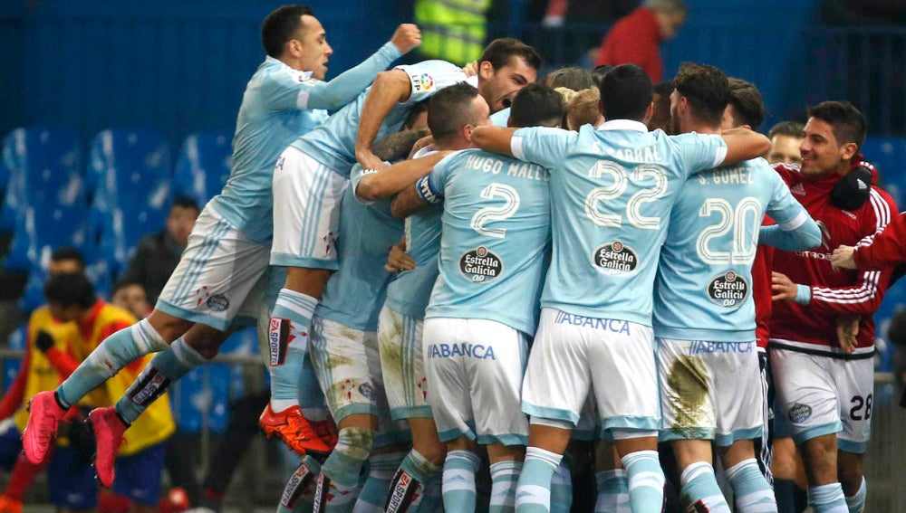 Los jugadores del Celta celebran el segundo gol de su equipo, marcado por el delantero Guidetti