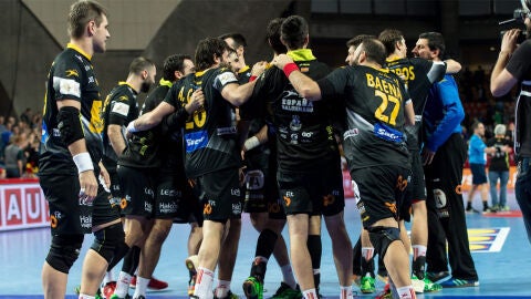 Espa&ntilde;a celebra la victoria ante Rusia que le mete en las semifinales del Europeo