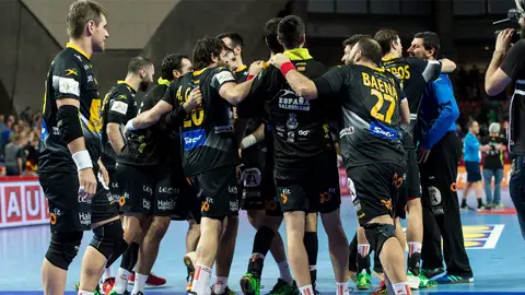 España celebra la victoria ante Rusia que le mete en las semifinales del Europeo España celebra la victoria ante Rusia que le mete en las semifinales del Europeo