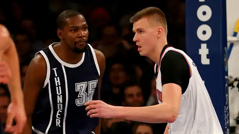 Kevin Durant celebra una canasta delante de Kristaps Porzingis Kevin Durant celebra una canasta delante de Kristaps Porzingis