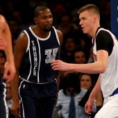 Kevin Durant celebra una canasta delante de Kristaps Porzingis