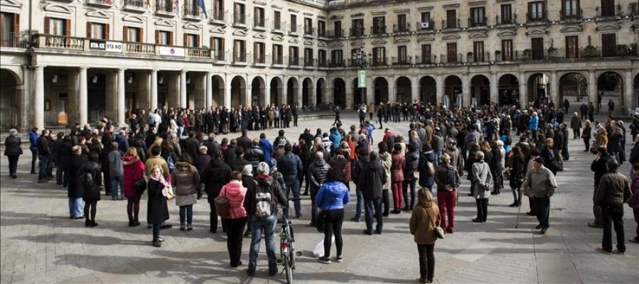 Concentración en repulsa por el asesinato de Alicia, la niña que fue arrojada por la ventana en Vitoria Concentración en repulsa por el asesinato de Alicia, la niña que fue arrojada por la ventana en Vitoria