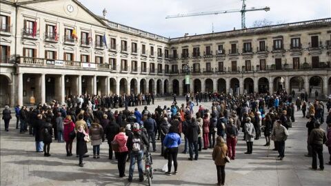 Concentraci&oacute;n en repulsa por el asesinato de Alicia, la ni&ntilde;a que fue arrojada por la ventana en Vitoria