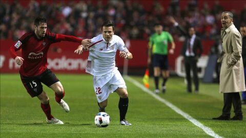 Konoplyanka conduce el bal&oacute;n por la banda ante la defensa del Mirand&eacute;s