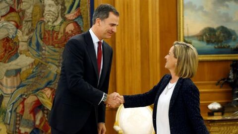 El rey Felipe VI conversa con la diputada de Coalici&oacute;n Canaria, Ana Oramas