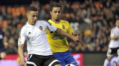 Rodrigo Moreno disputa un bal&oacute;n con David Sim&oacute;n