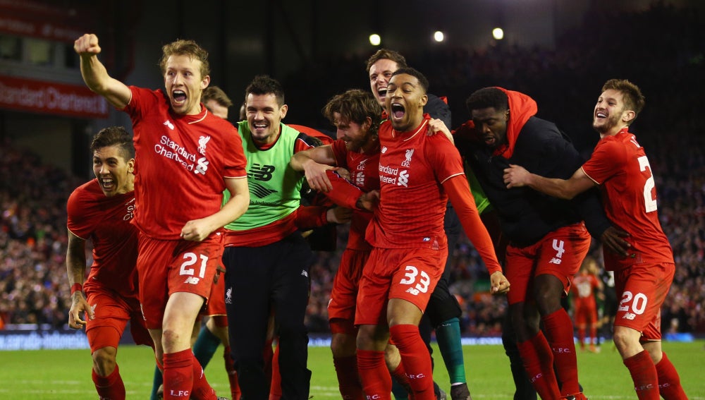 Los jugadores del Liverpool celebran la victoria