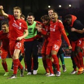 Los jugadores del Liverpool celebran la victoria